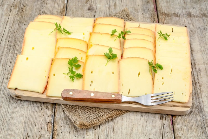 Quels sont les fromages les moins caloriques à consommer pour une raclette